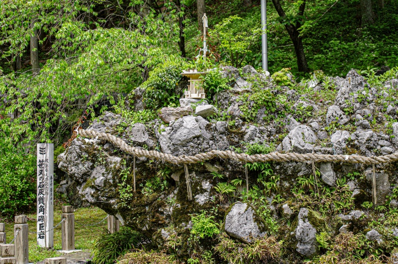 笹又の石灰質角礫巨岩（さざれ石）