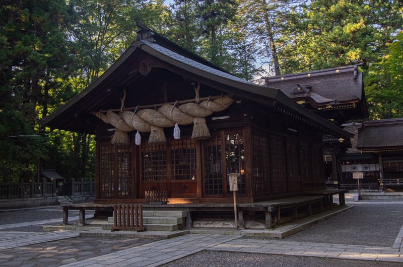 諏訪大社・下社春宮（神楽殿・幣拝殿）