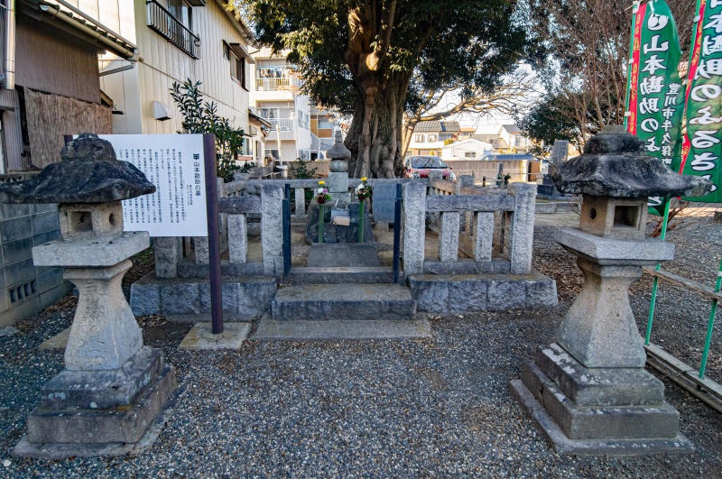 山本勘助の墓（豊川市）